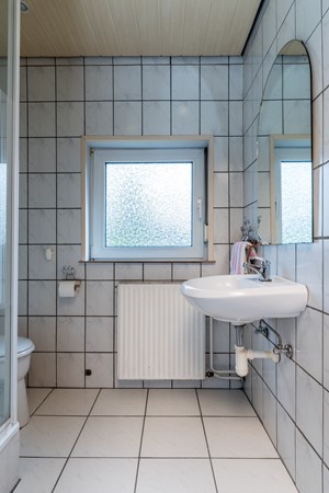 Foto - Te koop: Ruime halfvrijstaande woning met 179 m² woonoppervlakte, 6 slaapkamers, 2 badkamers, garage en tuin op het zuiden in Vaals
